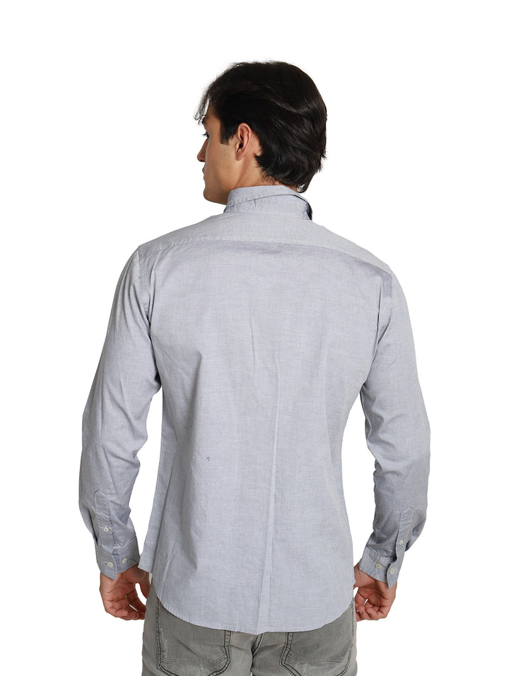 Hombre vistiendo una camisa gris de manga larga y corte slim fit.
