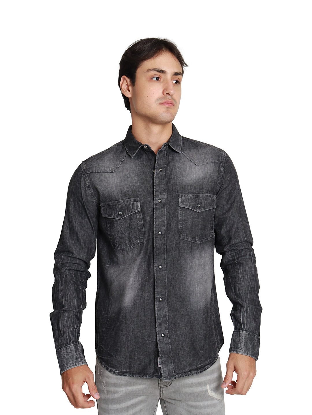 Hombre vistiendo camisa vaquera slim fit de color negro con manga larga y bolsillos frontales.