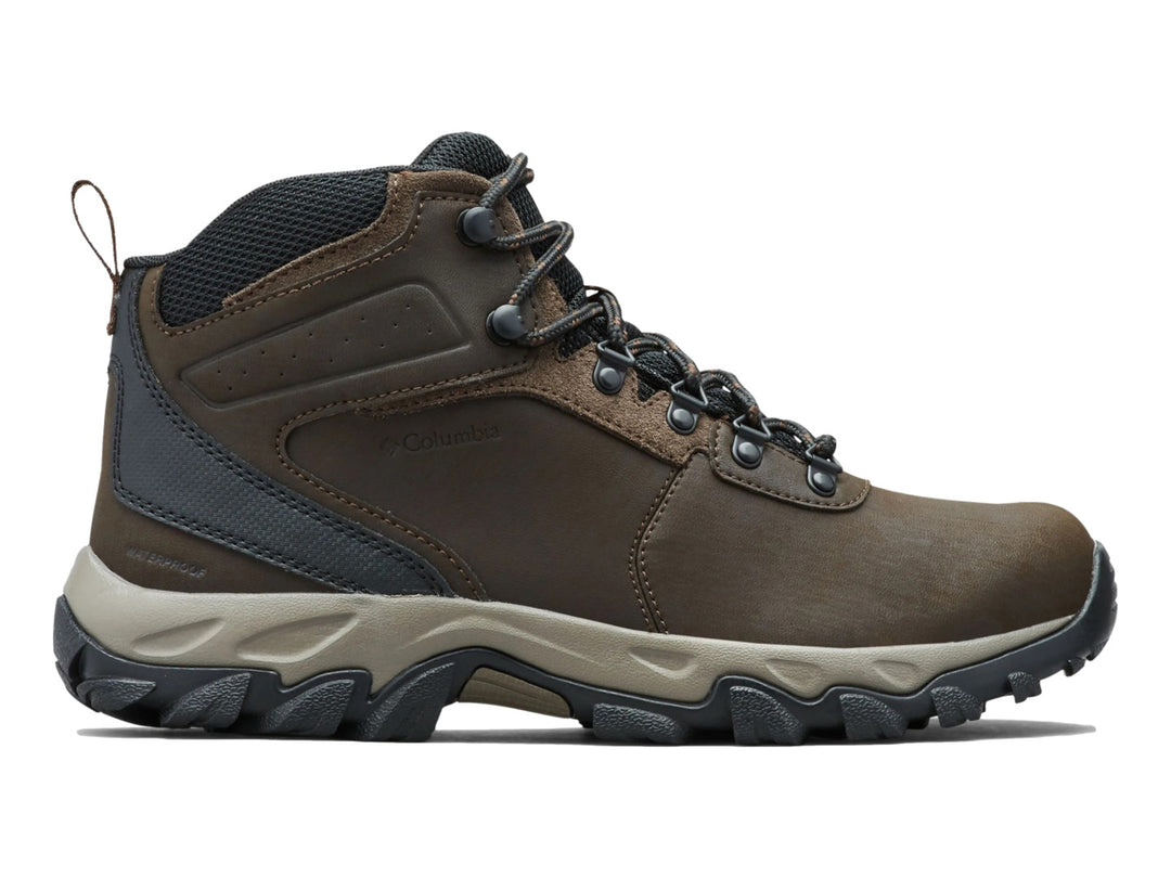 Bota de senderismo Columbia Newton Ridge Plus II color marrón con suela beige y gris.