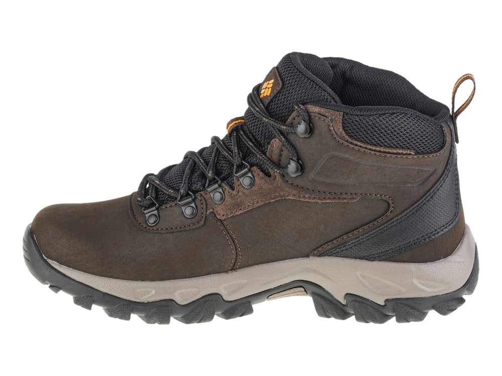 Bota de senderismo Columbia Newton Ridge Plus II color marrón con suela beige y gris.