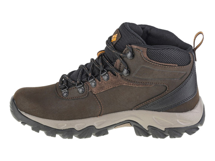 Bota de senderismo Columbia Newton Ridge Plus II color marrón con suela beige y gris.