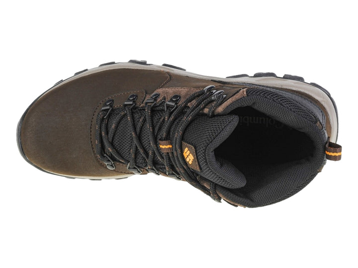 Bota de senderismo Columbia Newton Ridge Plus II color marrón con suela beige y gris.