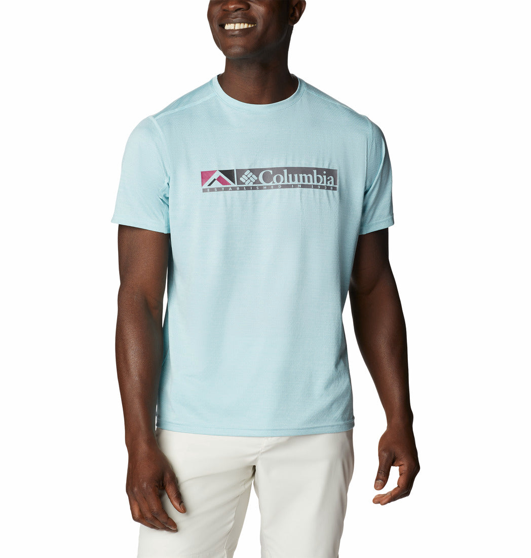 Hombre vistiendo camiseta de manga corta color celeste claro con logotipo de Columbia en el pecho.