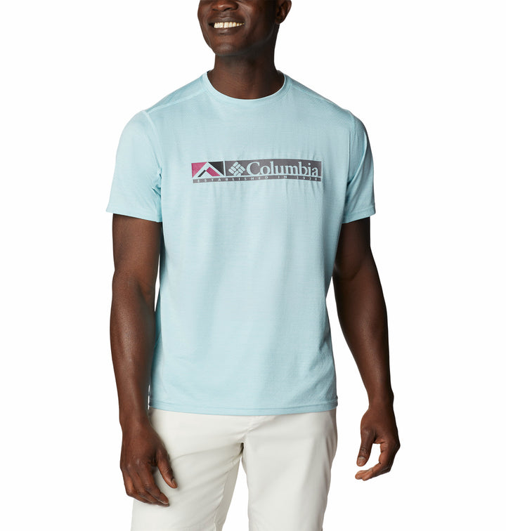 Hombre vistiendo camiseta de manga corta color celeste claro con logotipo de Columbia en el pecho.