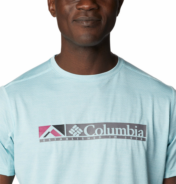 Hombre vistiendo camiseta de manga corta color celeste claro con logotipo de Columbia en el pecho.