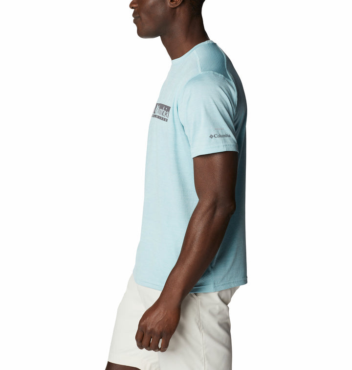 Hombre vistiendo camiseta de manga corta color celeste claro con logotipo de Columbia en el pecho.