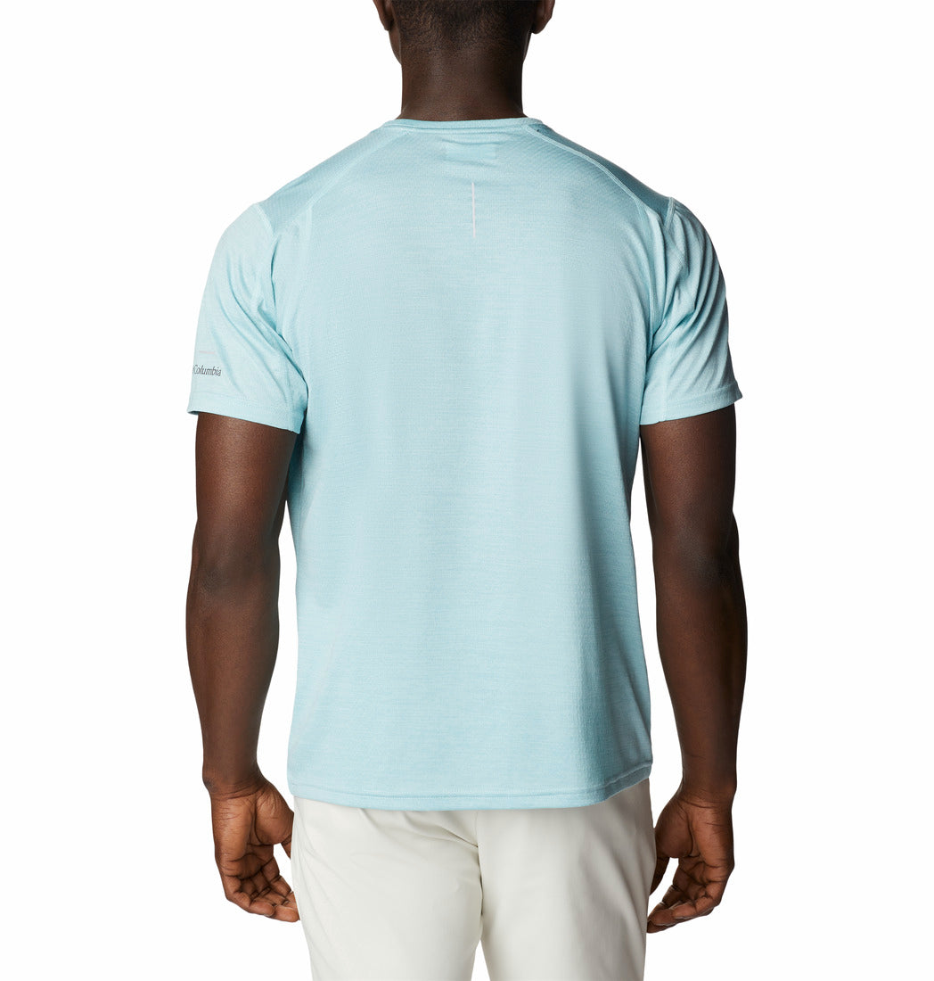 Hombre vistiendo camiseta de manga corta color celeste claro con logotipo de Columbia en el pecho.