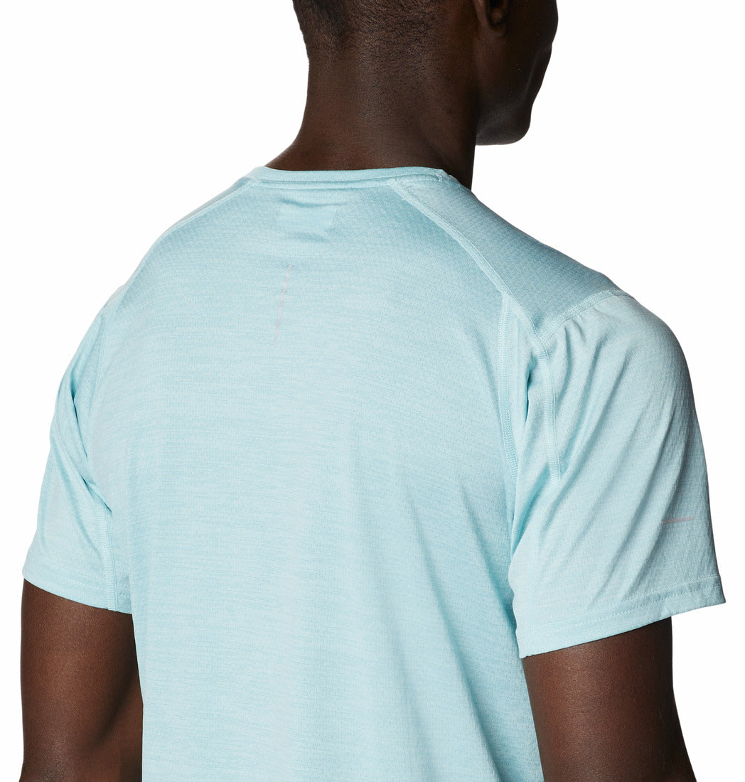 Hombre vistiendo camiseta de manga corta color celeste claro con logotipo de Columbia en el pecho.