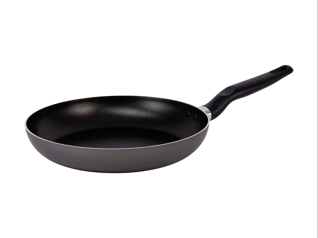 Set de batería de cocina T-Fal de 5 piezas en color negro, incluye sartenes, olla con tapa y cazo.