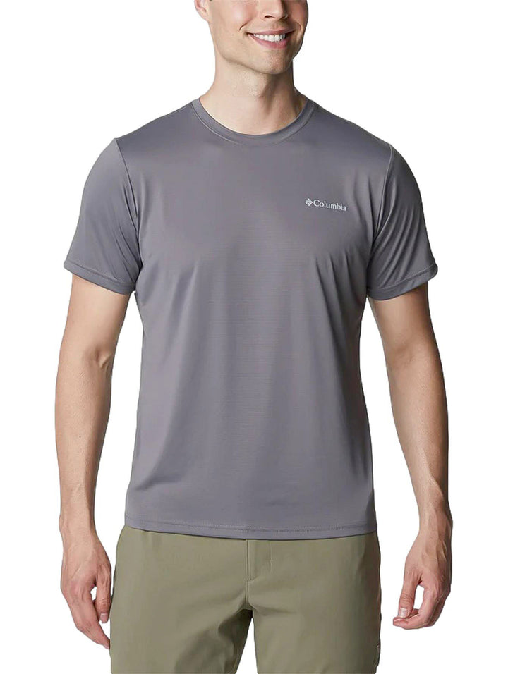 Hombre vistiendo una camiseta Columbia de manga corta en color gris city grey con cuello redondo.