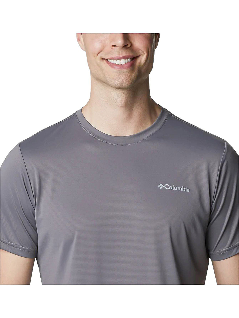 Hombre vistiendo una camiseta Columbia de manga corta en color gris city grey con cuello redondo.