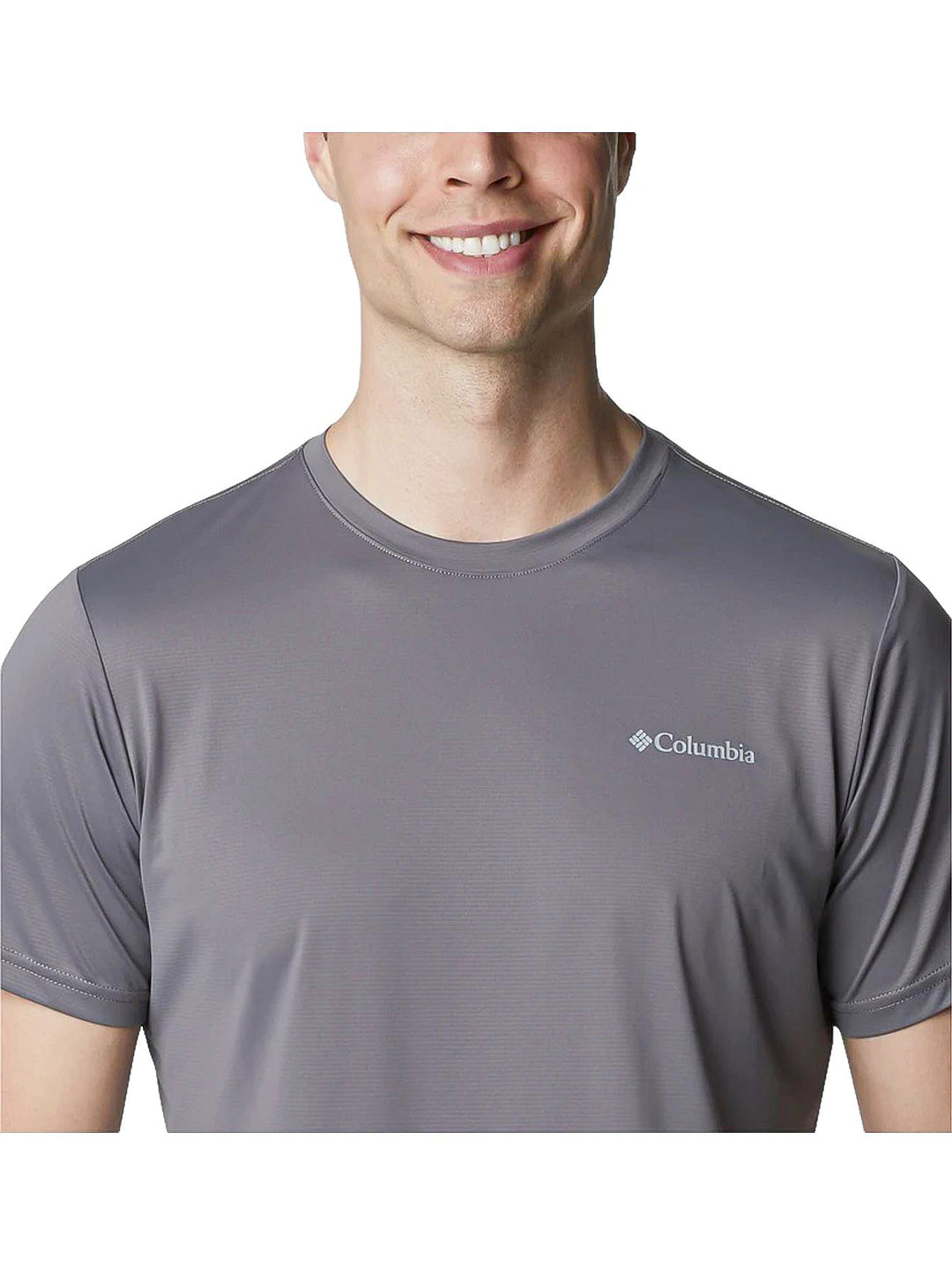 Hombre vistiendo una camiseta Columbia de manga corta en color gris city grey con cuello redondo.