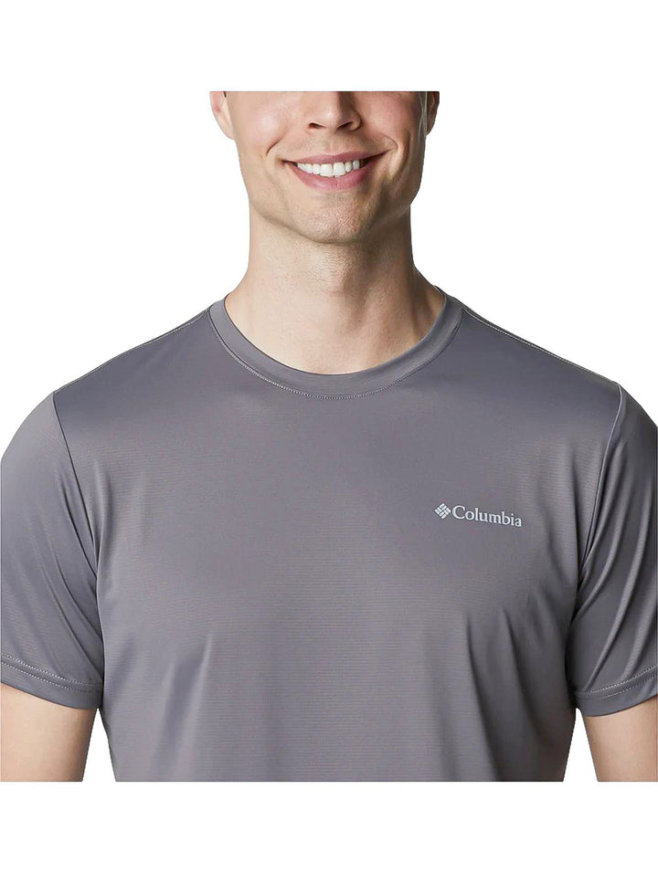 Hombre vistiendo una camiseta Columbia de manga corta en color gris city grey con cuello redondo.