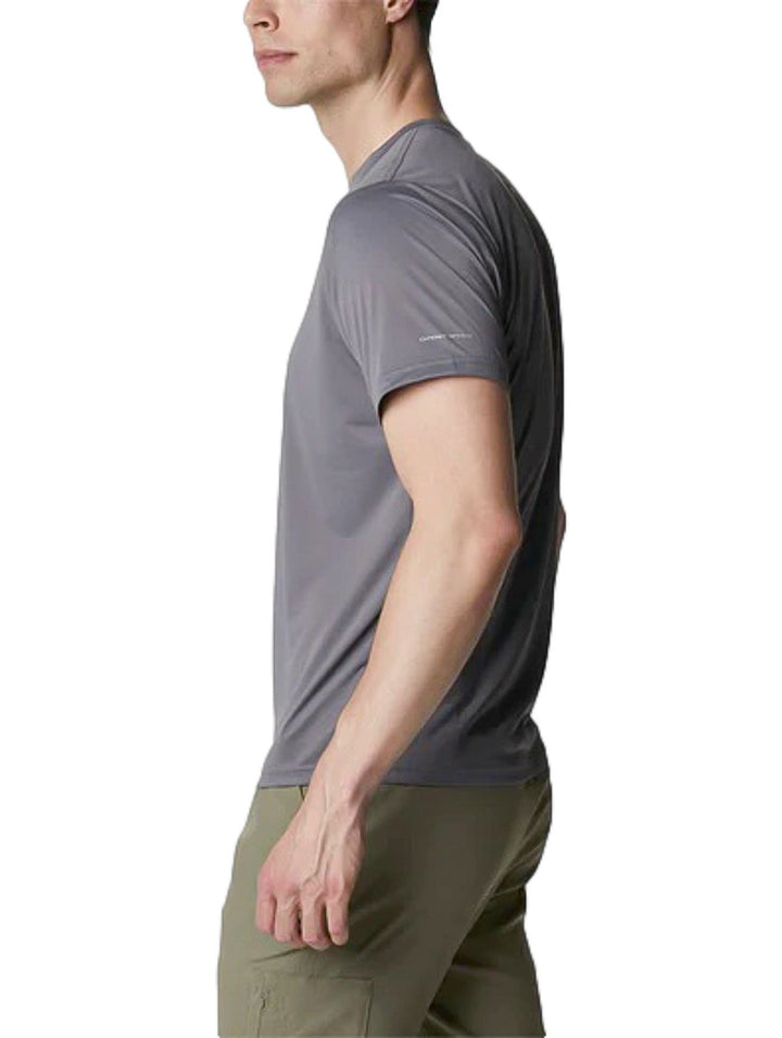 Hombre vistiendo una camiseta Columbia de manga corta en color gris city grey con cuello redondo.