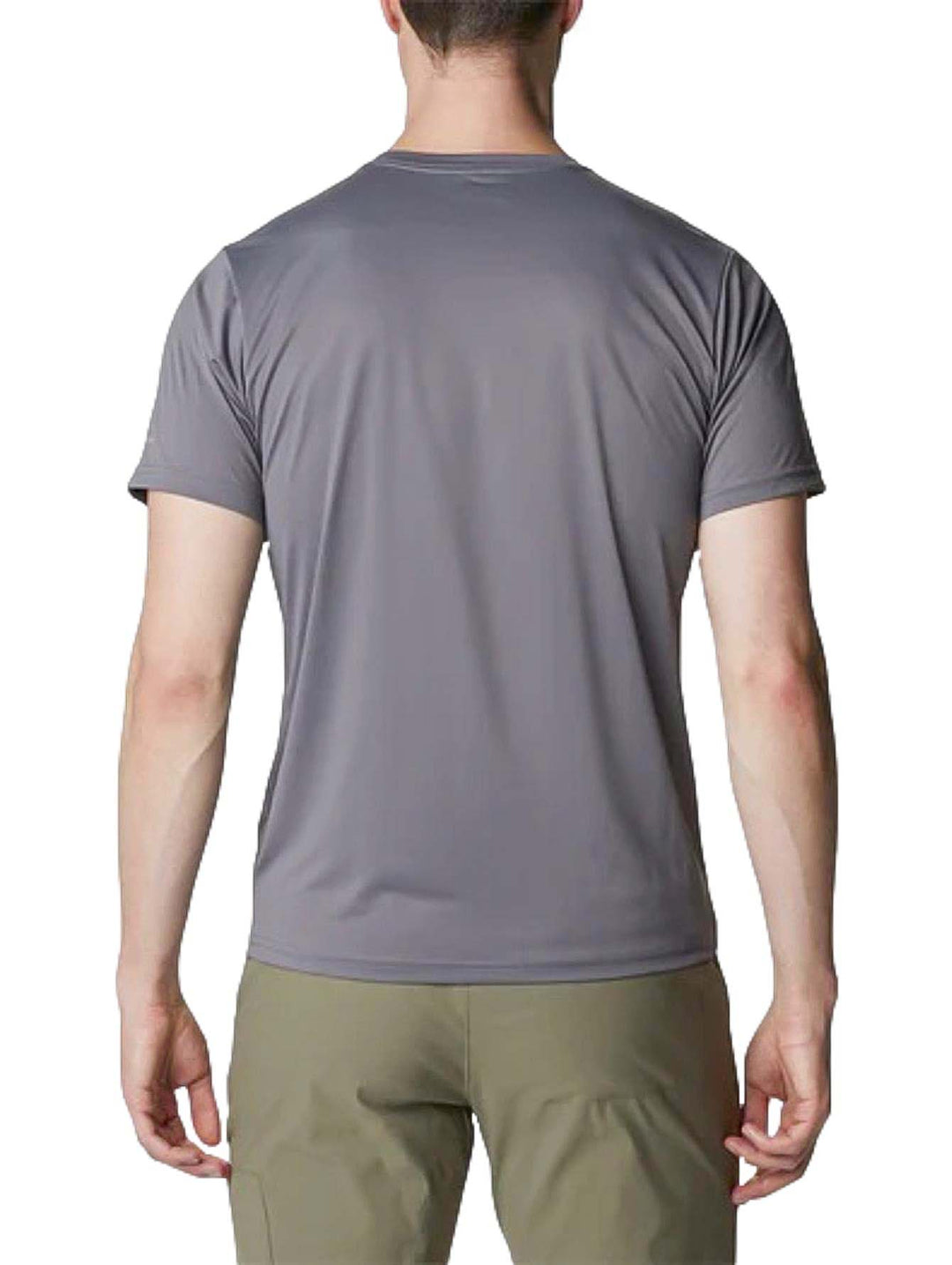 Hombre vistiendo una camiseta Columbia de manga corta en color gris city grey con cuello redondo.
