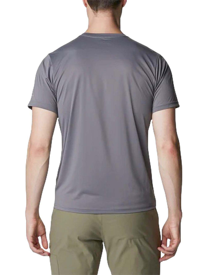 Hombre vistiendo una camiseta Columbia de manga corta en color gris city grey con cuello redondo.
