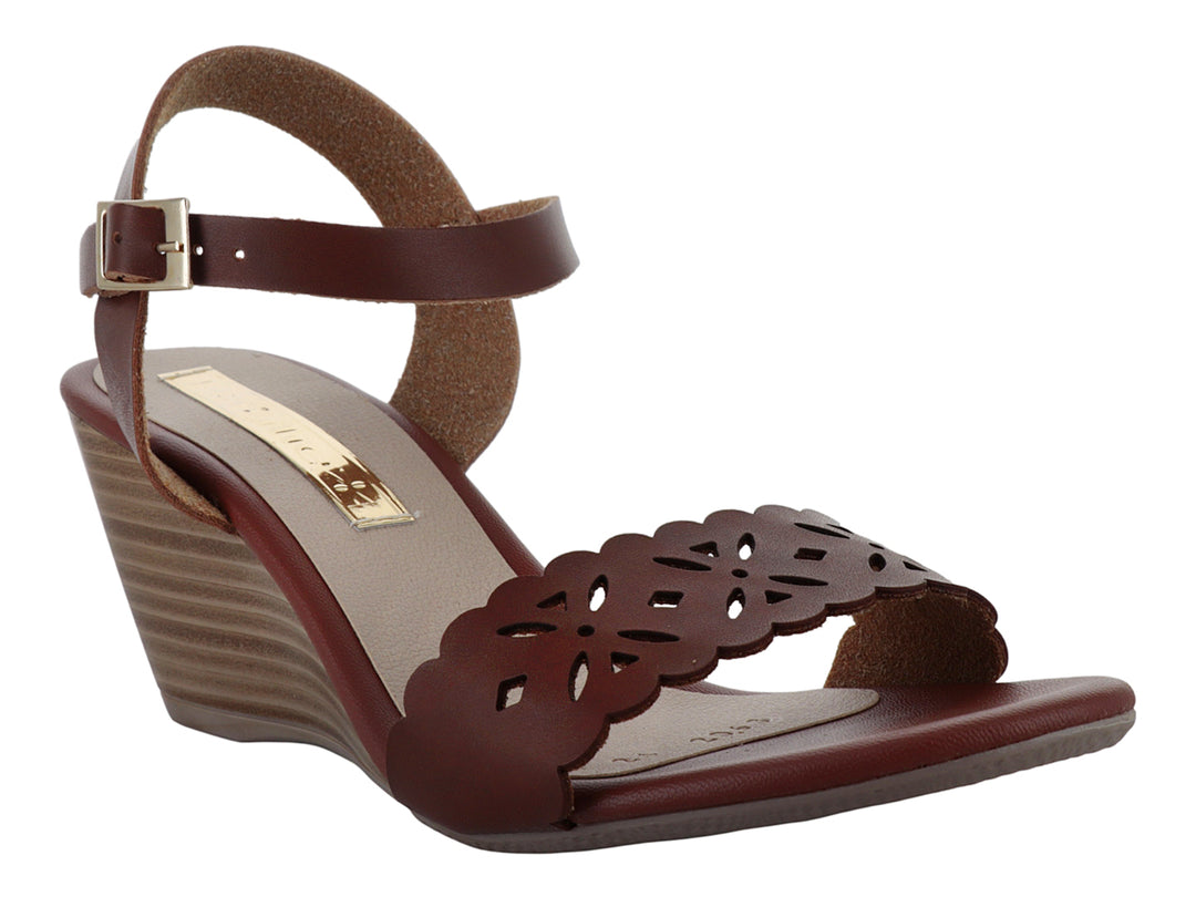 Sandalias de plataforma color miel con diseño calado y correa con hebilla para mujer.