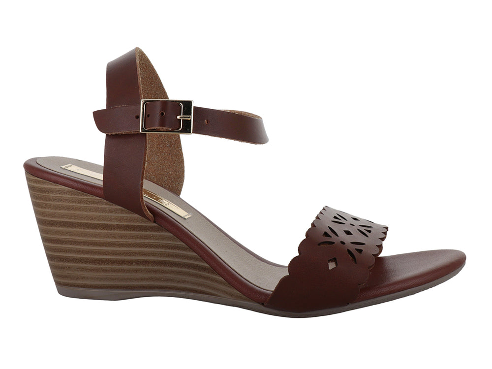 Sandalias de plataforma color miel con diseño calado y correa con hebilla para mujer.