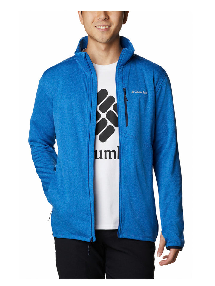 Hombre vistiendo una chaqueta de fleece azul brillante de la marca Columbia con cierre completo.