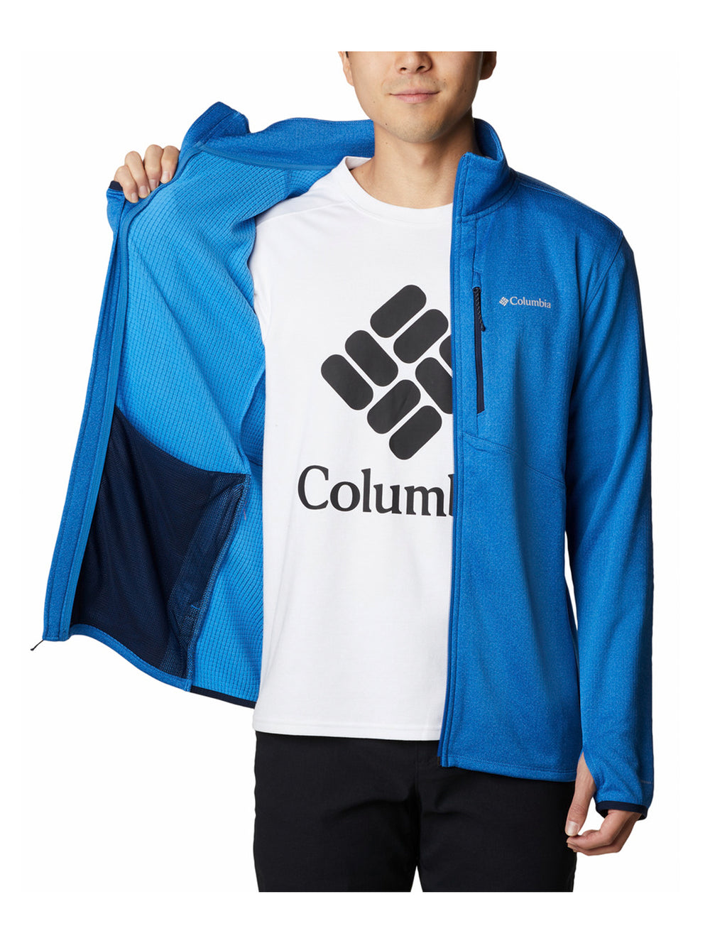 Hombre vistiendo una chaqueta de fleece azul brillante de la marca Columbia con cierre completo.