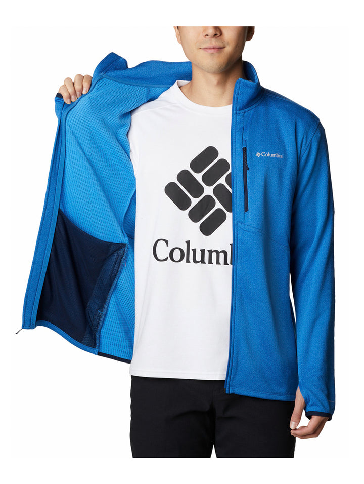 Hombre vistiendo una chaqueta de fleece azul brillante de la marca Columbia con cierre completo.