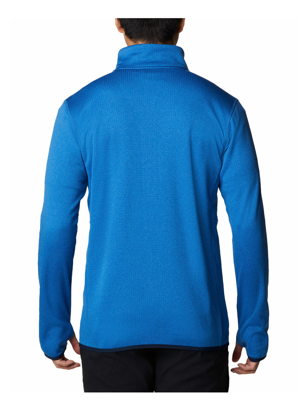 Hombre vistiendo una chaqueta de fleece azul brillante de la marca Columbia con cierre completo.
