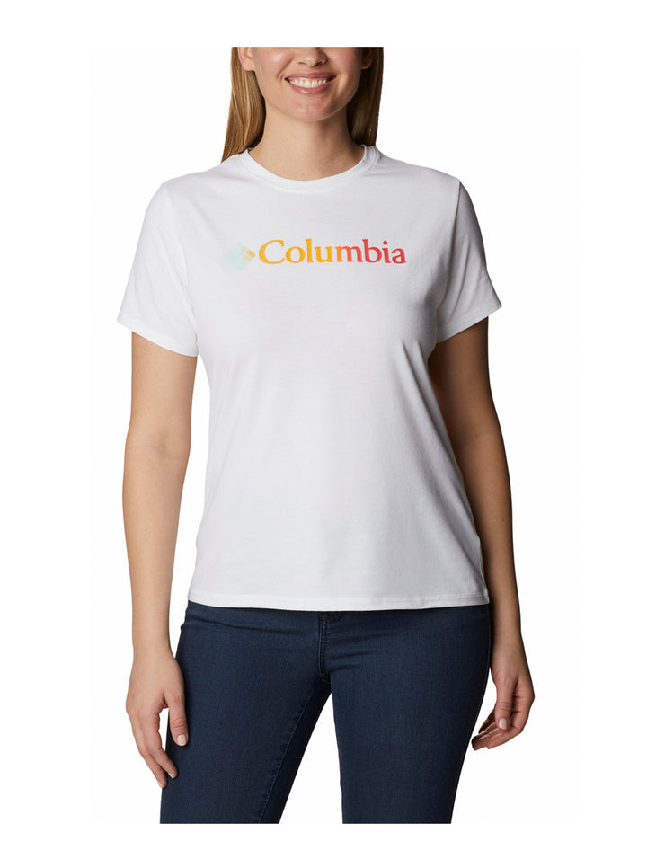 Mujer vistiendo una camiseta blanca de manga corta con el logotipo de Columbia en el pecho.