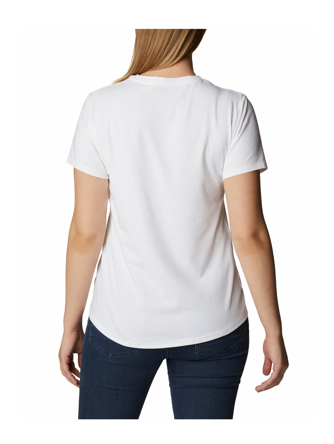 Mujer vistiendo una camiseta blanca de manga corta con el logotipo de Columbia en el pecho.