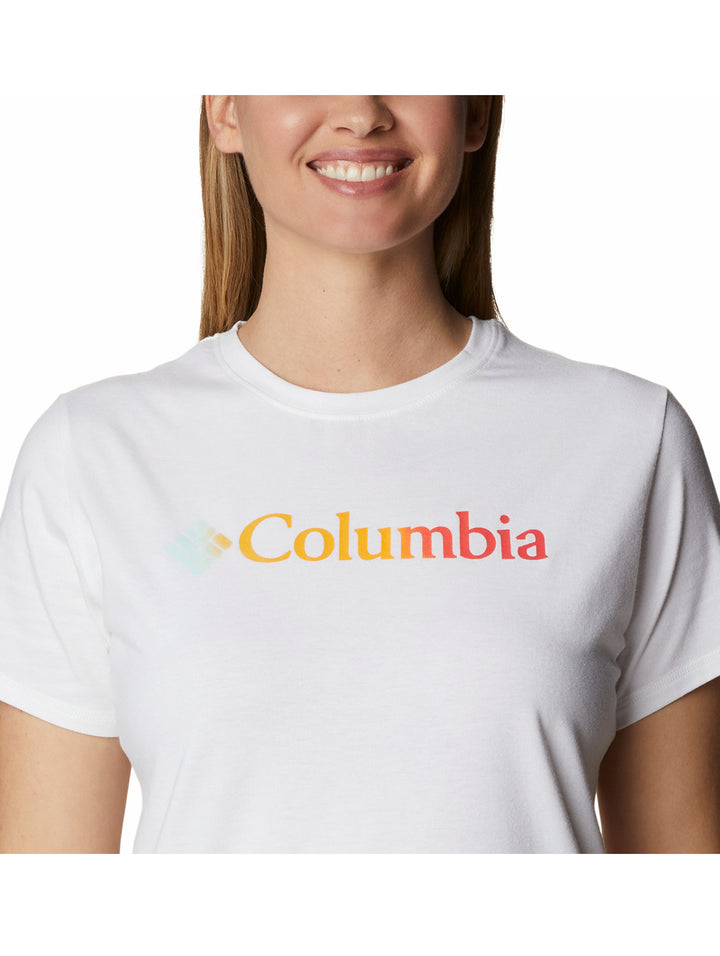 Mujer vistiendo una camiseta blanca de manga corta con el logotipo de Columbia en el pecho.