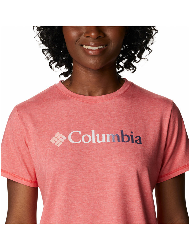 Camiseta deportiva de manga corta color rojo jaspeado con logotipo de Columbia en el pecho.