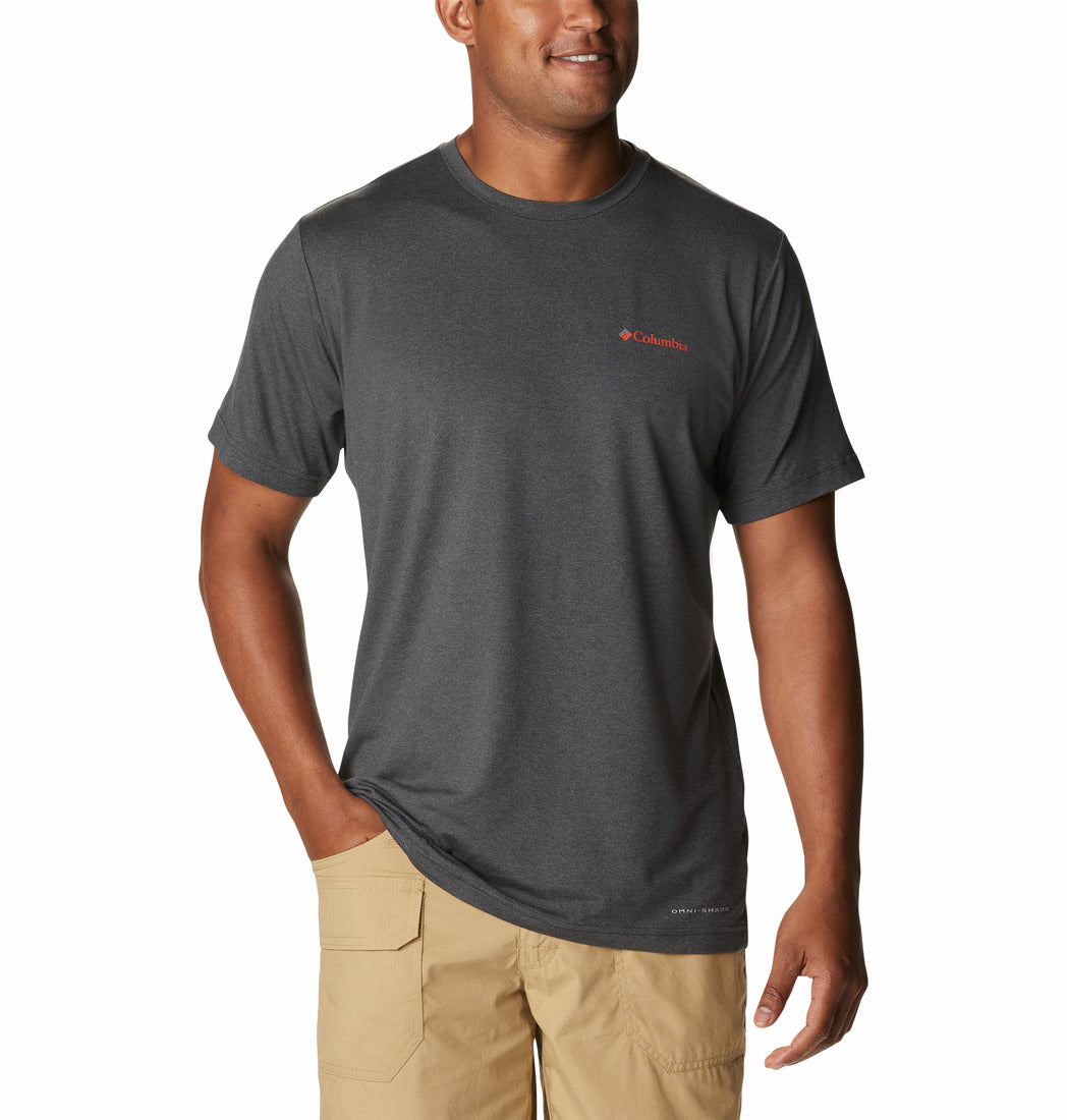 Hombre vistiendo camiseta de manga corta color gris jaspeado de la marca Columbia.