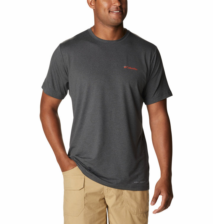 Hombre vistiendo camiseta de manga corta color gris jaspeado de la marca Columbia.