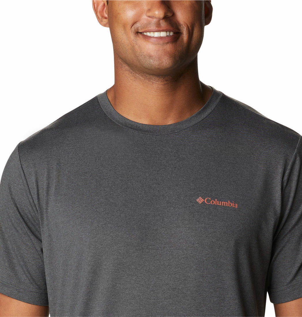 Hombre vistiendo camiseta de manga corta color gris jaspeado de la marca Columbia.