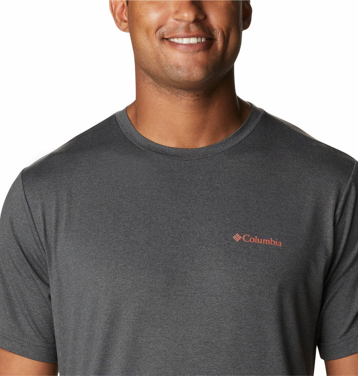 Hombre vistiendo camiseta de manga corta color gris jaspeado de la marca Columbia.