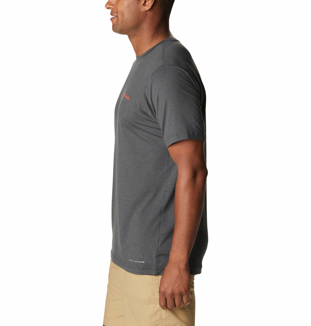 Hombre vistiendo camiseta de manga corta color gris jaspeado de la marca Columbia.