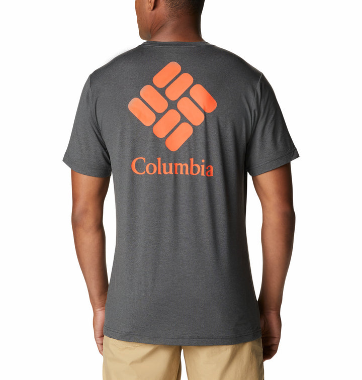 Hombre vistiendo camiseta de manga corta color gris jaspeado de la marca Columbia.