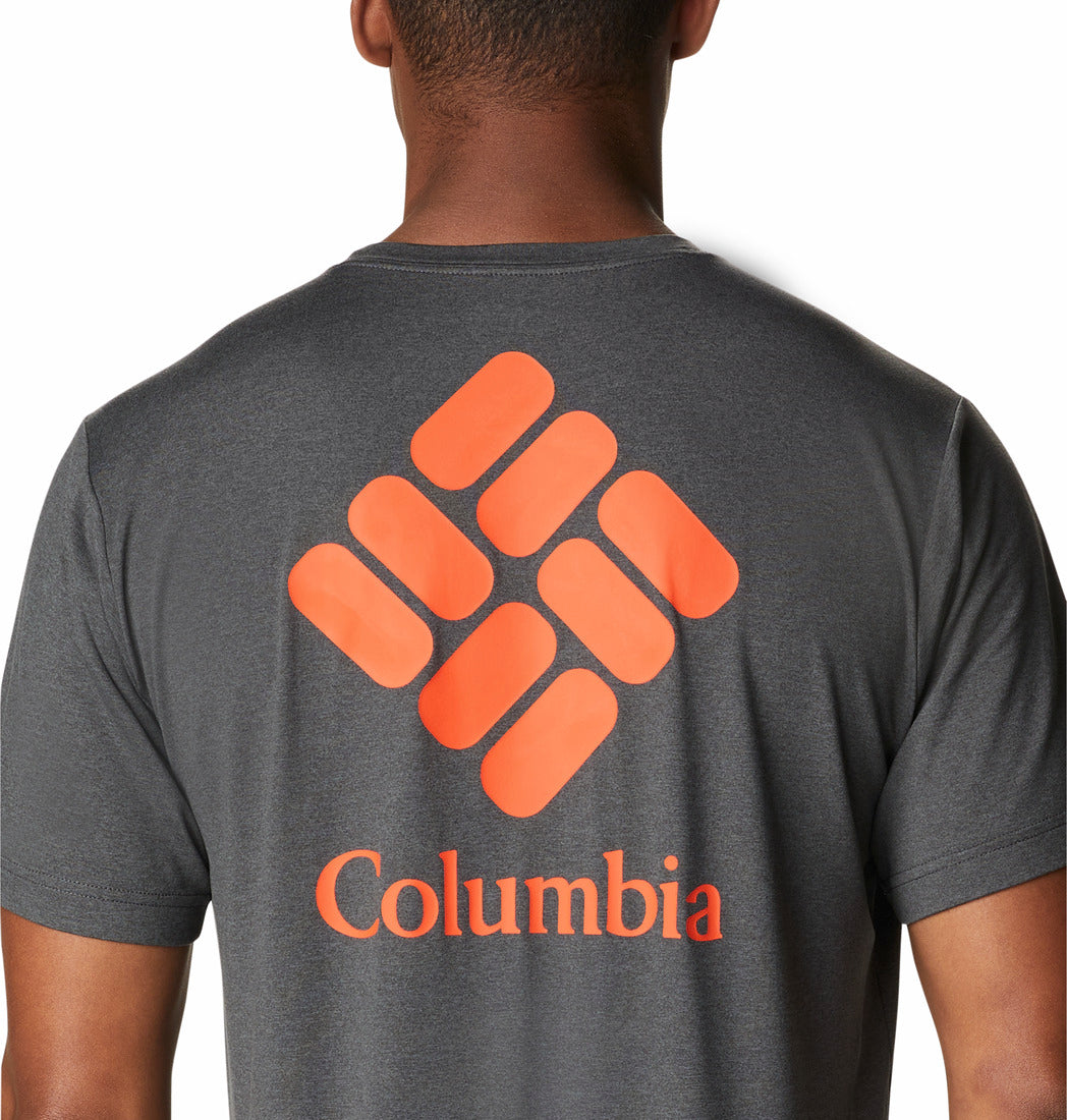 Hombre vistiendo camiseta de manga corta color gris jaspeado de la marca Columbia.