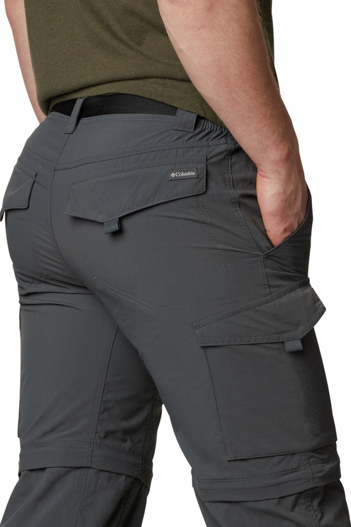 Pantalón convertible Columbia color gris con cinturón negro y bolsillos laterales para actividades al aire libre.