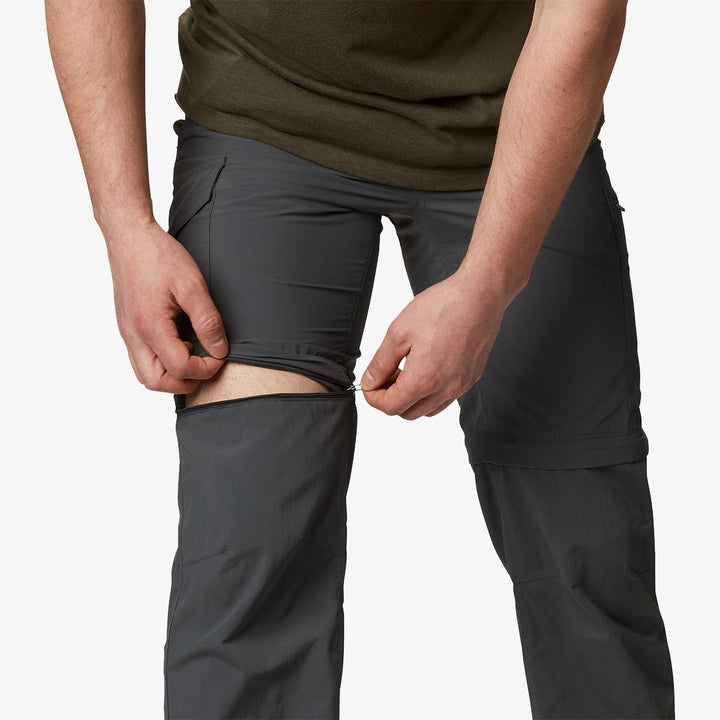 Pantalón convertible Columbia color gris con cinturón negro y bolsillos laterales para actividades al aire libre.