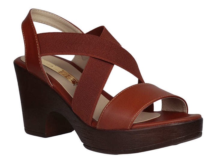Sandalia color miel para mujer con tacón y plataforma ancha, diseño de correas cruzadas en material sintético.