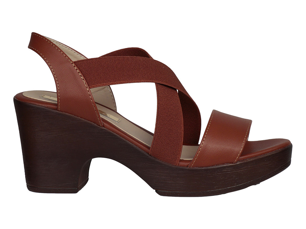 Sandalia color miel para mujer con tacón y plataforma ancha, diseño de correas cruzadas en material sintético.