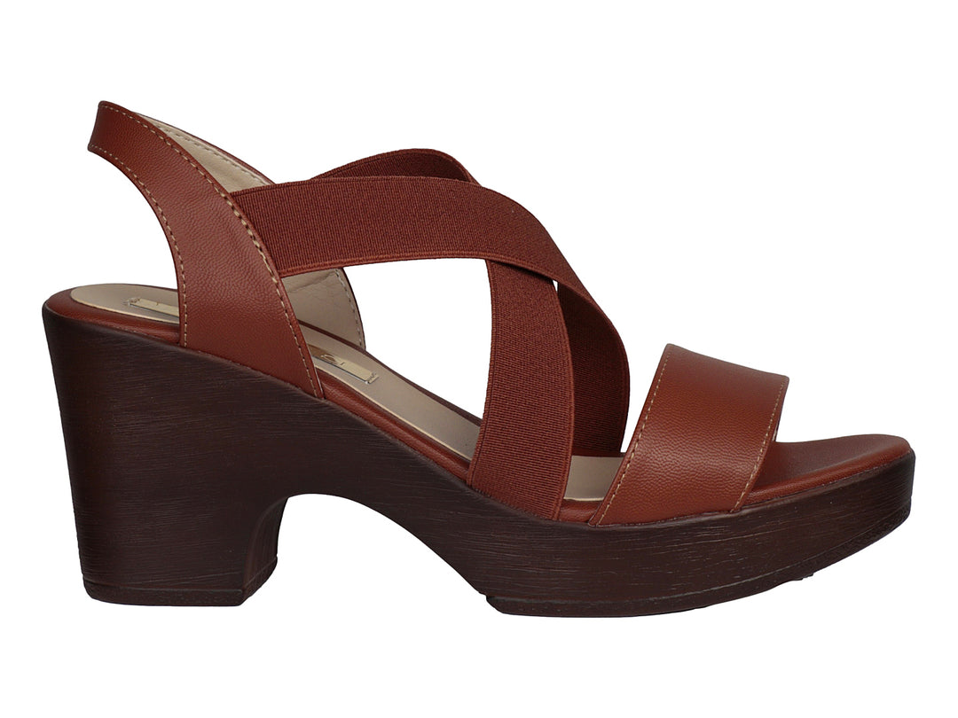 Sandalia color miel para mujer con tacón y plataforma ancha, diseño de correas cruzadas en material sintético.