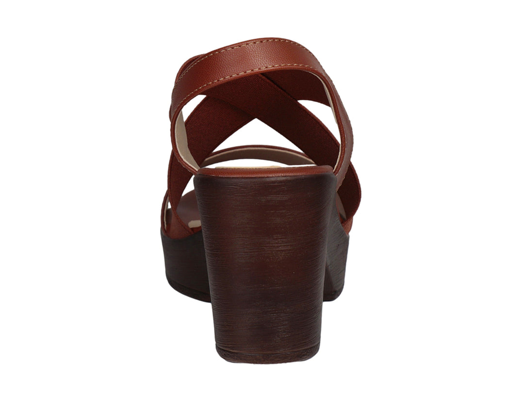 Sandalia color miel para mujer con tacón y plataforma ancha, diseño de correas cruzadas en material sintético.