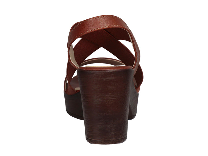 Sandalia color miel para mujer con tacón y plataforma ancha, diseño de correas cruzadas en material sintético.