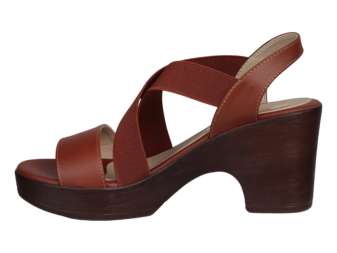 Sandalia color miel para mujer con tacón y plataforma ancha, diseño de correas cruzadas en material sintético.