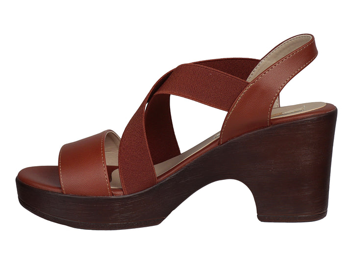 Sandalia color miel para mujer con tacón y plataforma ancha, diseño de correas cruzadas en material sintético.