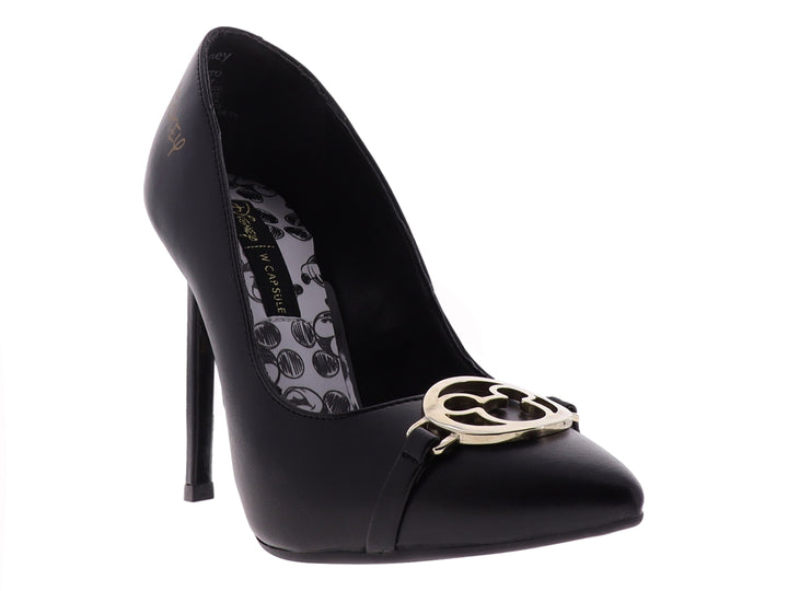 Zapato de tacón alto color negro con un adorno metálico dorado en la punta.