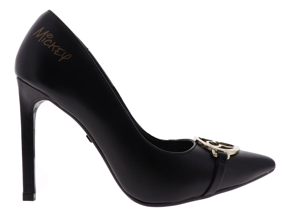 Zapato de tacón alto color negro con un adorno metálico dorado en la punta.