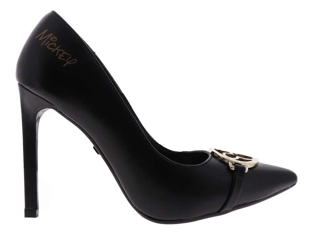 Zapato de tacón alto color negro con un adorno metálico dorado en la punta.