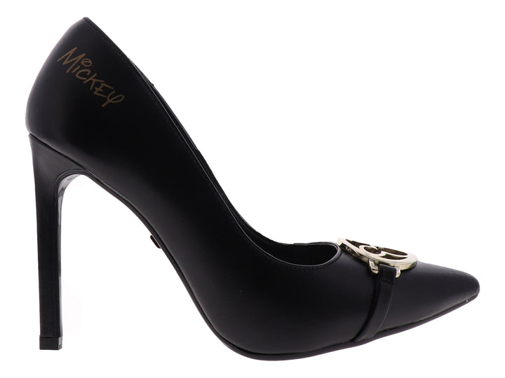 Zapato de tacón alto color negro con un adorno metálico dorado en la punta.